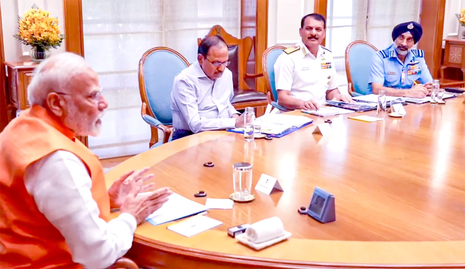 पहलगाम हमला: भारत और पाकिस्तान के बीच बढ़ते तनाव के बीच वायुसेना प्रमुख ने प्रधानमंत्री मोदी से मुलाकात की।